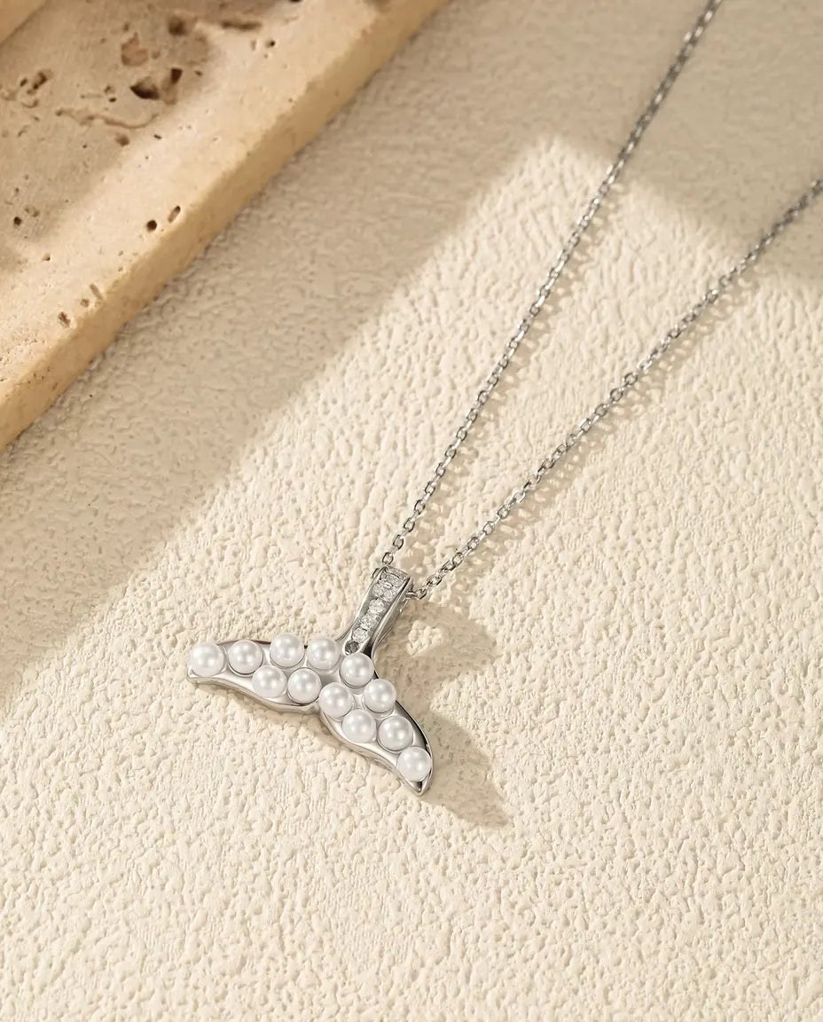 Collar Cola de Ballena con Perlas Blancas - aleta de plata y asa en pavé, cadena 40+5 cm, plata de ley 925