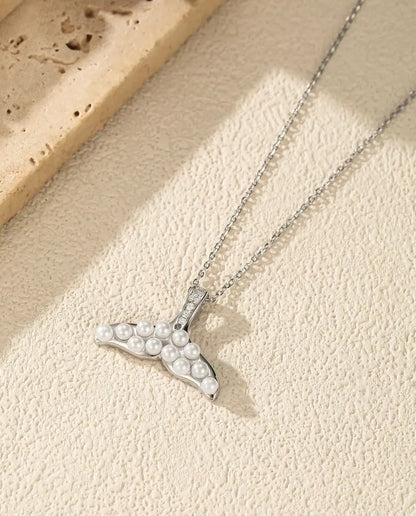Collar Cola de Ballena con Perlas Blancas - aleta de plata y asa en pavé, cadena 40+5 cm, plata de ley 925