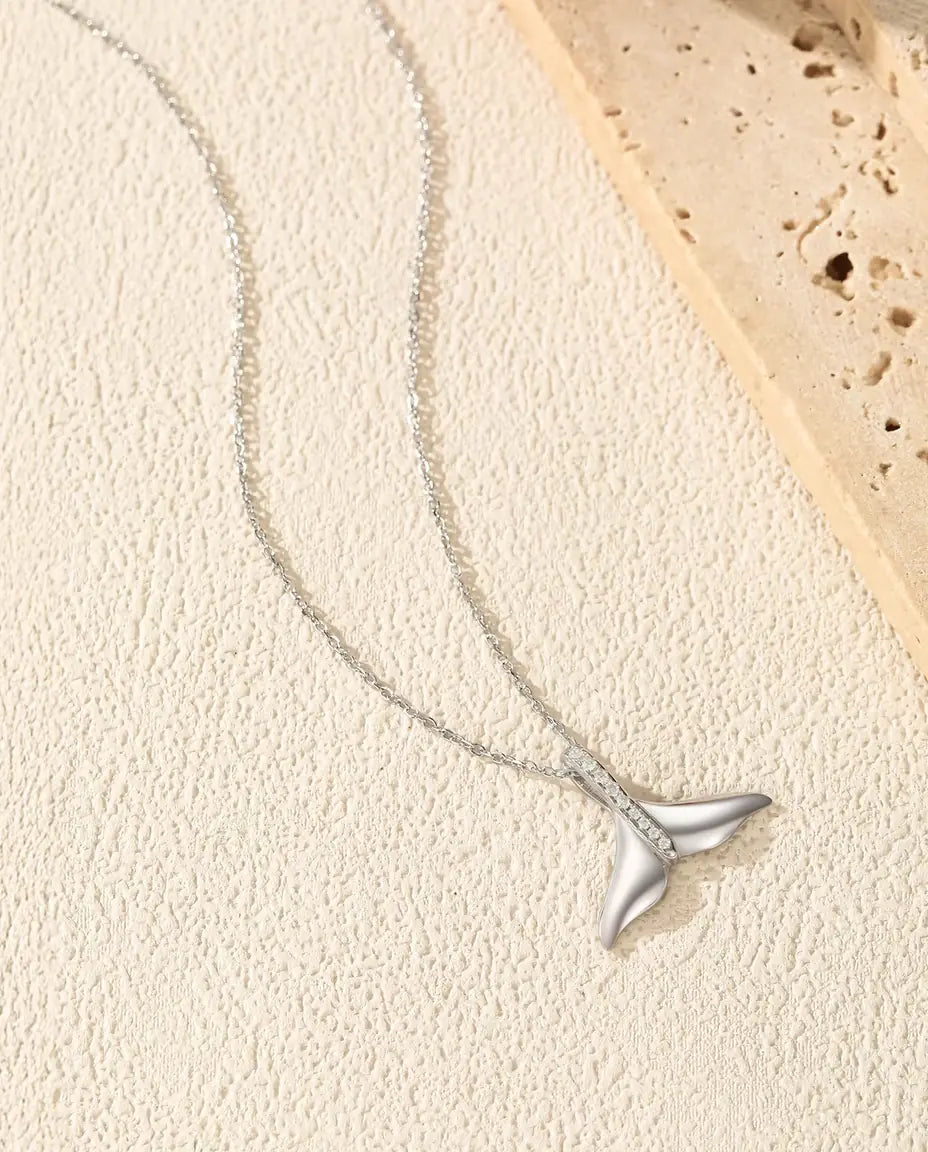 Collar Cola de Ballena - aleta de plata pulida con asa en pavé, cadena 40+5 cm, plata de ley 925