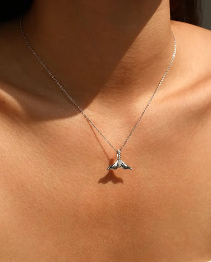 Collar Cola de Ballena - aleta de plata pulida con asa en pavé, cadena 40+5 cm, plata de ley 925