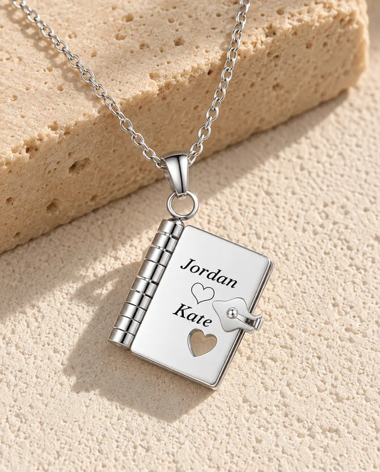 Collar Personalizado con Colgante de Libro - Mini Cuaderno Grabado con 3 Mensajes, Acero Inoxidable Plateado o Dorado