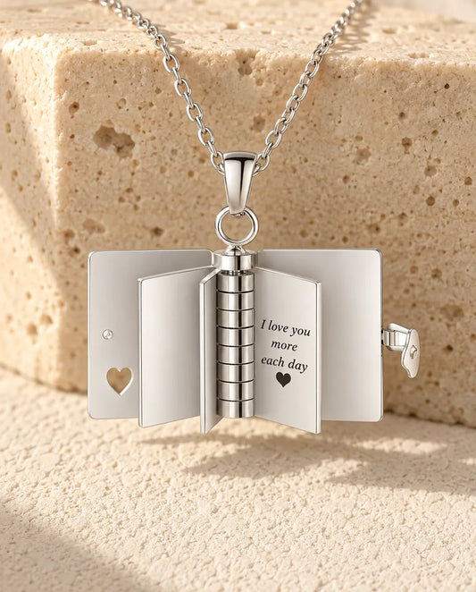 Collar Personalizado con Colgante de Libro - Mini Cuaderno Grabado con 3 Mensajes, Acero Inoxidable Plateado o Dorado