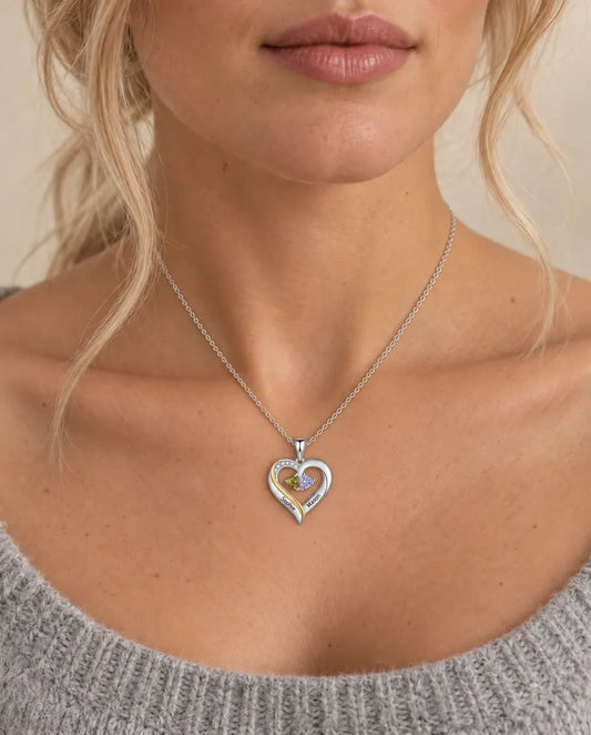 Collar con nombre - llevado por una modelo