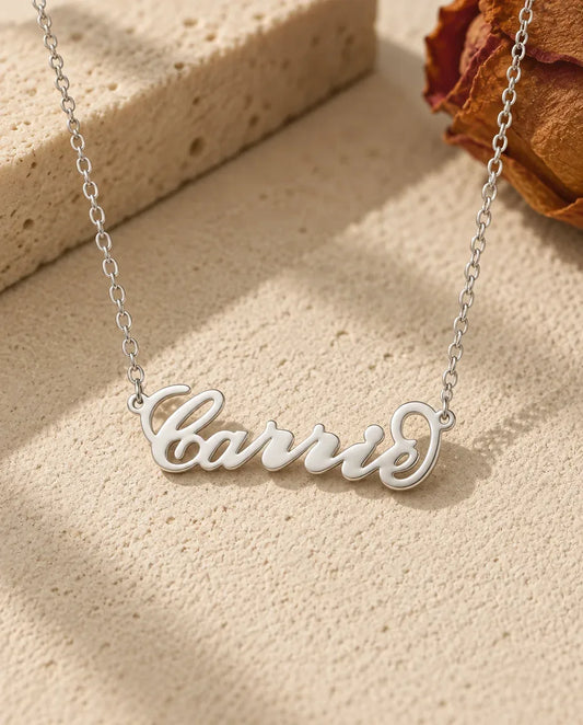 Collar con nombre en cursiva estilo Carrie - vista frontal en plata