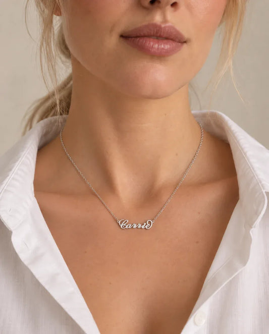 Collar con nombre en cursiva estilo Carrie - llevado por una modelo