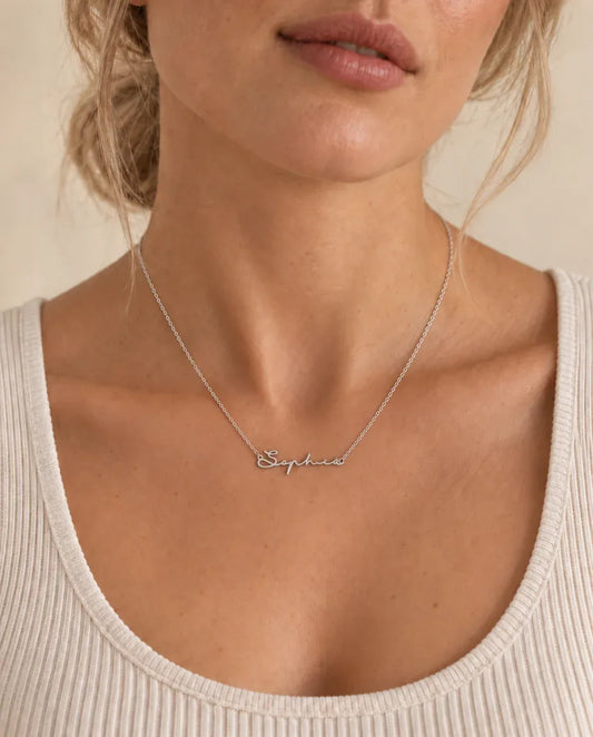 Collar con nombre en letra cursiva — plata de ley 925 - llevado por una modelo