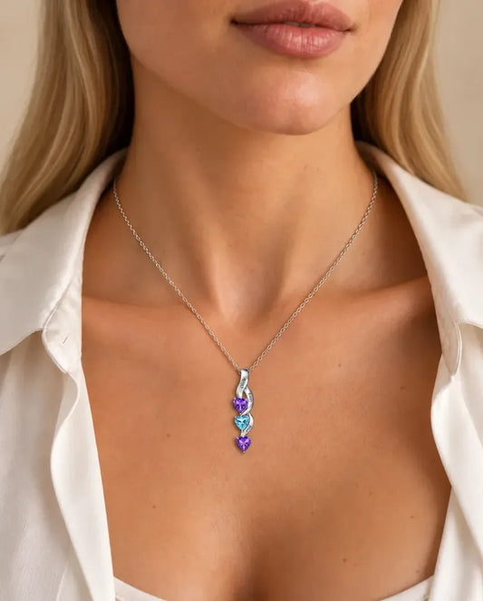 Collar con nombre - llevado por una modelo