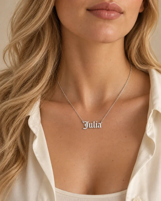 Collar con nombre en letra gótica Old English — plata de ley 925 en plata - llevado por una modelo