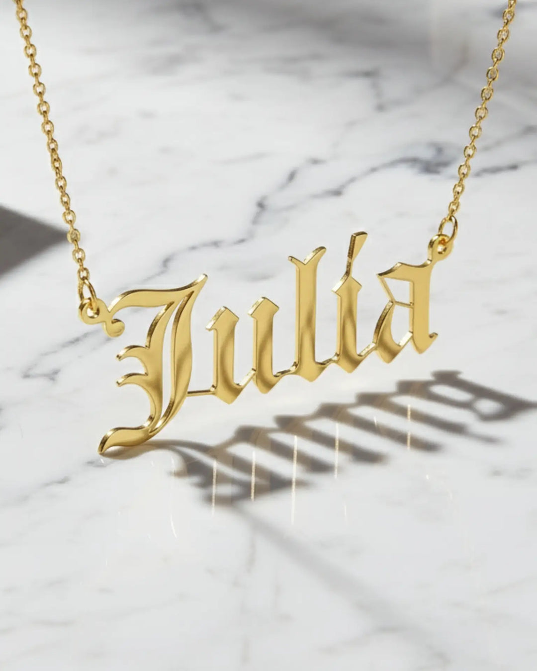 Collar con nombre en letra gótica Old English — plata de ley 925 en plata, oro u oro rosa, regalo para ella