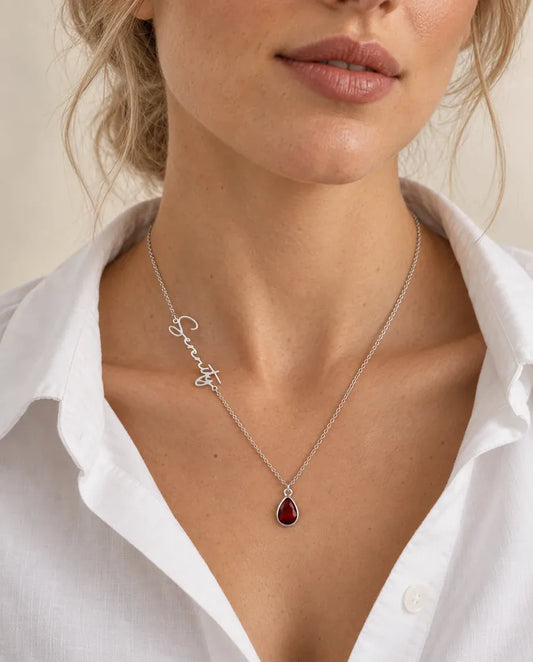 Collar con nombre y piedra de nacimiento en circonita - llevado por una modelo