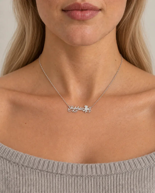 Collar con nombre y unicornio — plata de ley 925 con letra caligráfica - llevado por una modelo