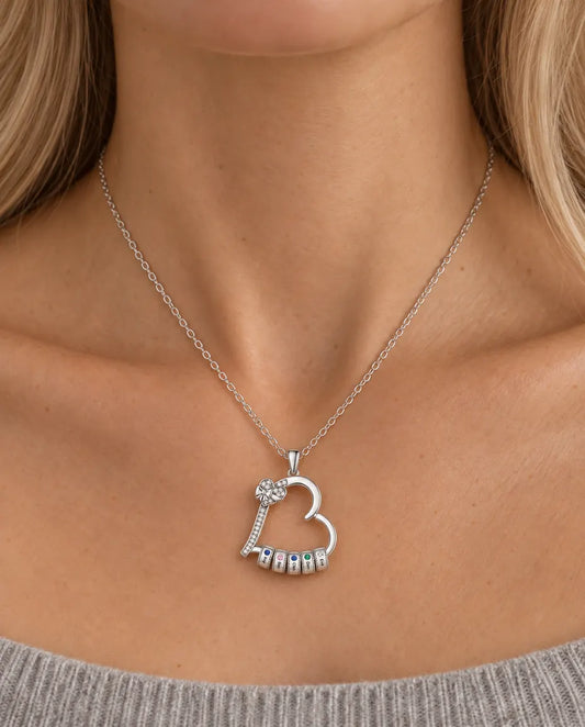 Collar familiar de corazones grabados - llevado por una modelo