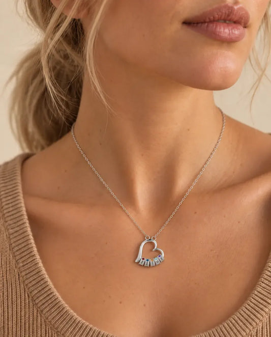 Collar corazón abierto - llevado por una modelo