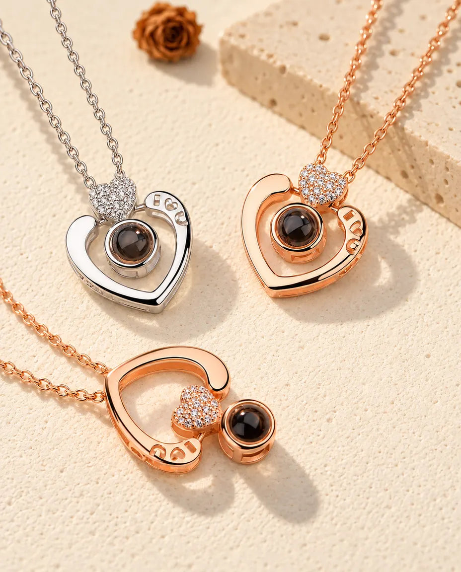 Collares de corazón abierto en plateado y en color oro rosa, uno de ellos en color oro rosa puesto del revés