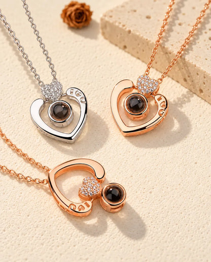 Collares de corazón abierto en plateado y en color oro rosa, uno de ellos en color oro rosa puesto del revés