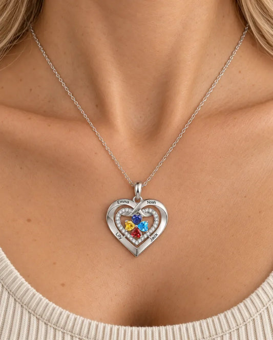 Collar de corazón con nombres grabados en el contorno y piedras de nacimiento en el centro - llevado por una modelo