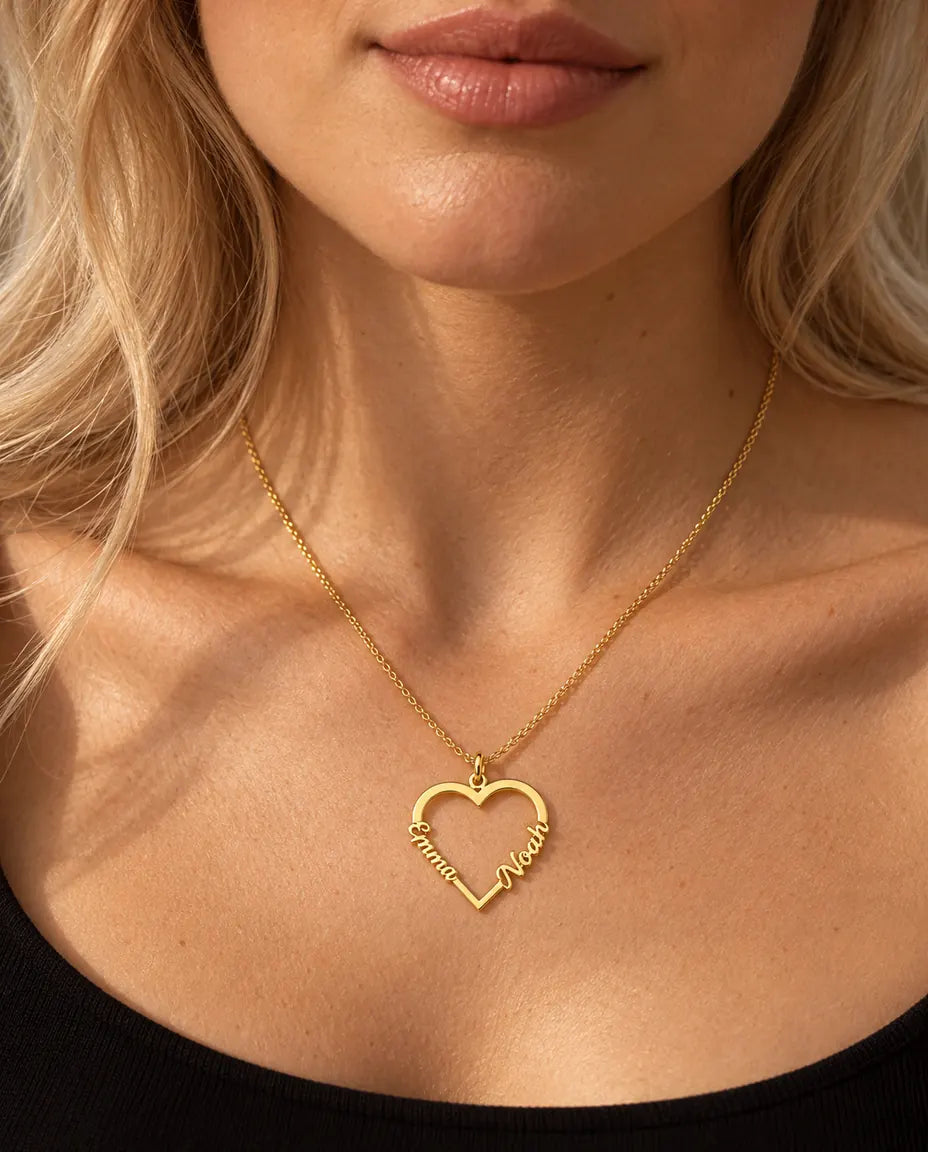 Collar Corazón con Dos Nombres en Plata de Ley 925 - en dorado, llevado por una modelo