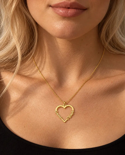 Collar Corazón con Dos Nombres en Plata de Ley 925 - en dorado, llevado por una modelo