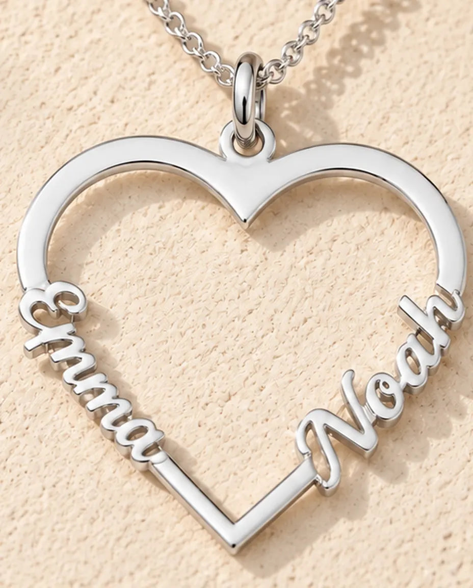 Collar Corazón con Dos Nombres en Plata de Ley 925 - primer plano del nombre recortado