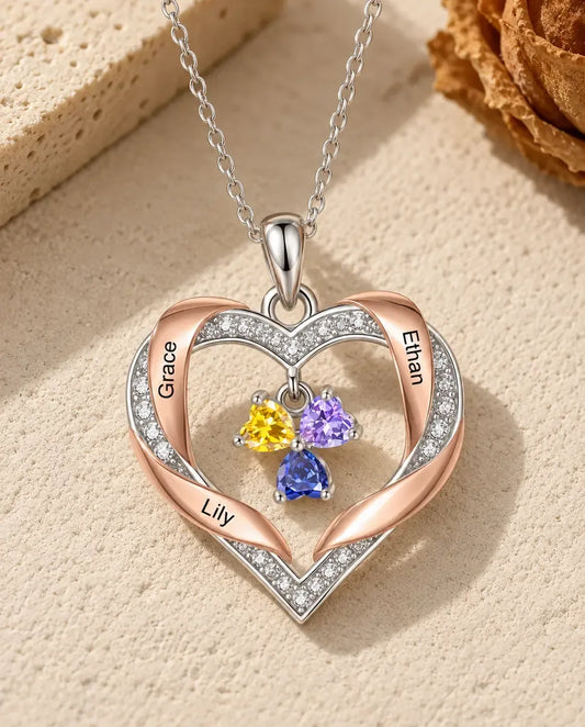 Collar de corazón para la familia - sobre una superficie