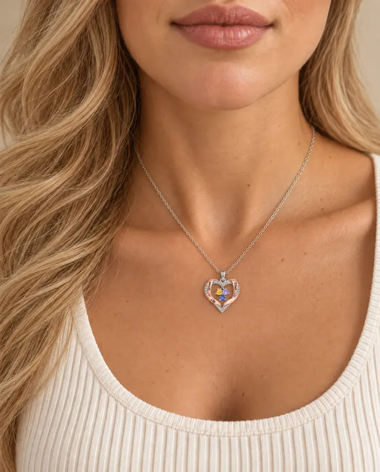 Collar de corazón para la familia - llevado por una modelo