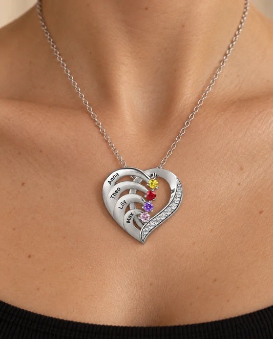 Collar corazón grabado con 4 nombres y 4 piedras de nacimiento — plata de ley 925 - llevado por una modelo