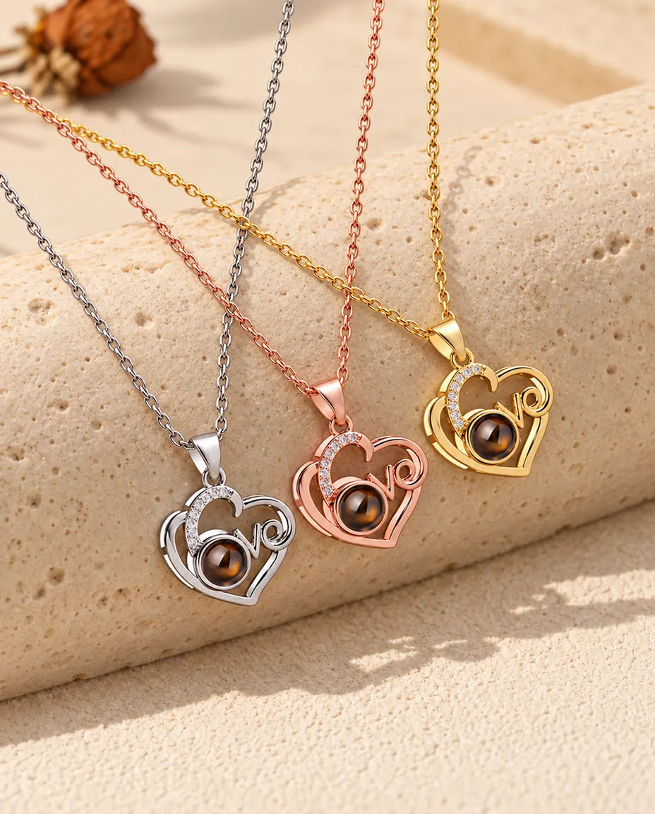 Los tres colores del collar de corazón Love con foto dentro y letra de circonitas, en fila