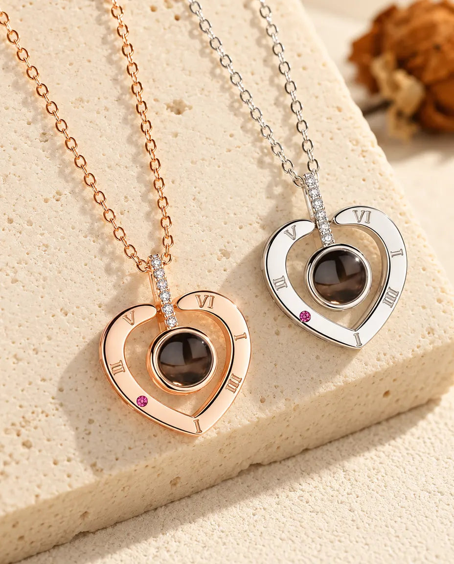 Collares con foto dentro de corazón con números romanos en color oro rosa y en plata, uno al lado del otro