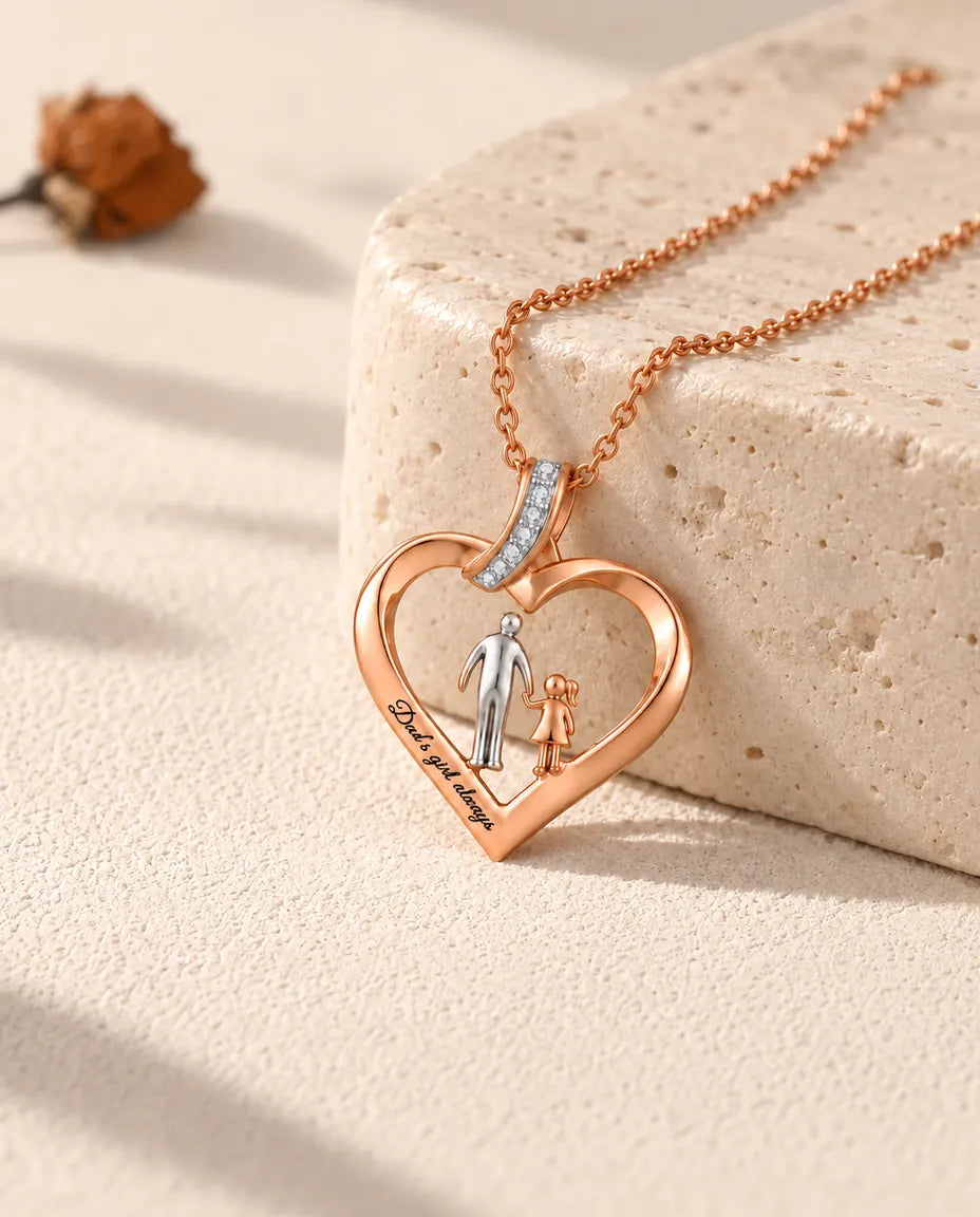 Collar corazón papá e hija personalizado en color oro rosa, apoyado sobre un bloque de travertino