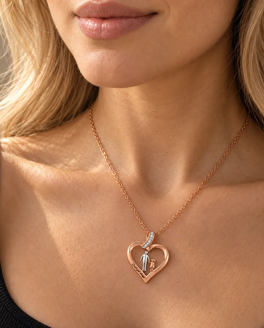 Mujer con top negro que lleva el collar de corazón papá e hija en color oro rosa