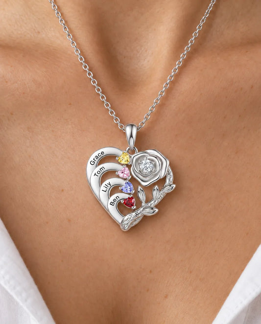 Collar de corazón con rosa para mamá y abuela - llevado por una modelo