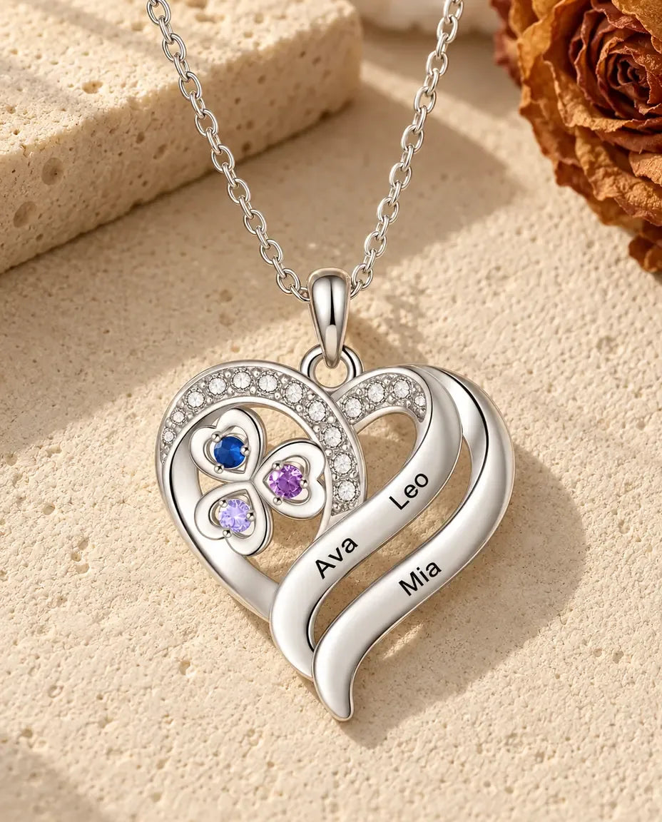 Collar de corazón con trébol - vista frontal en plata