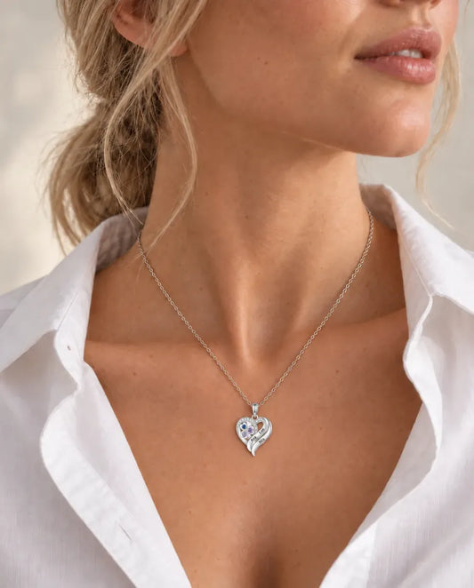 Collar de corazón con trébol - llevado por una modelo