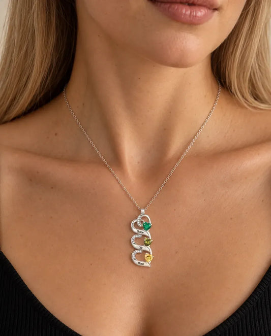 Collar de corazones en cascada - llevado por una modelo