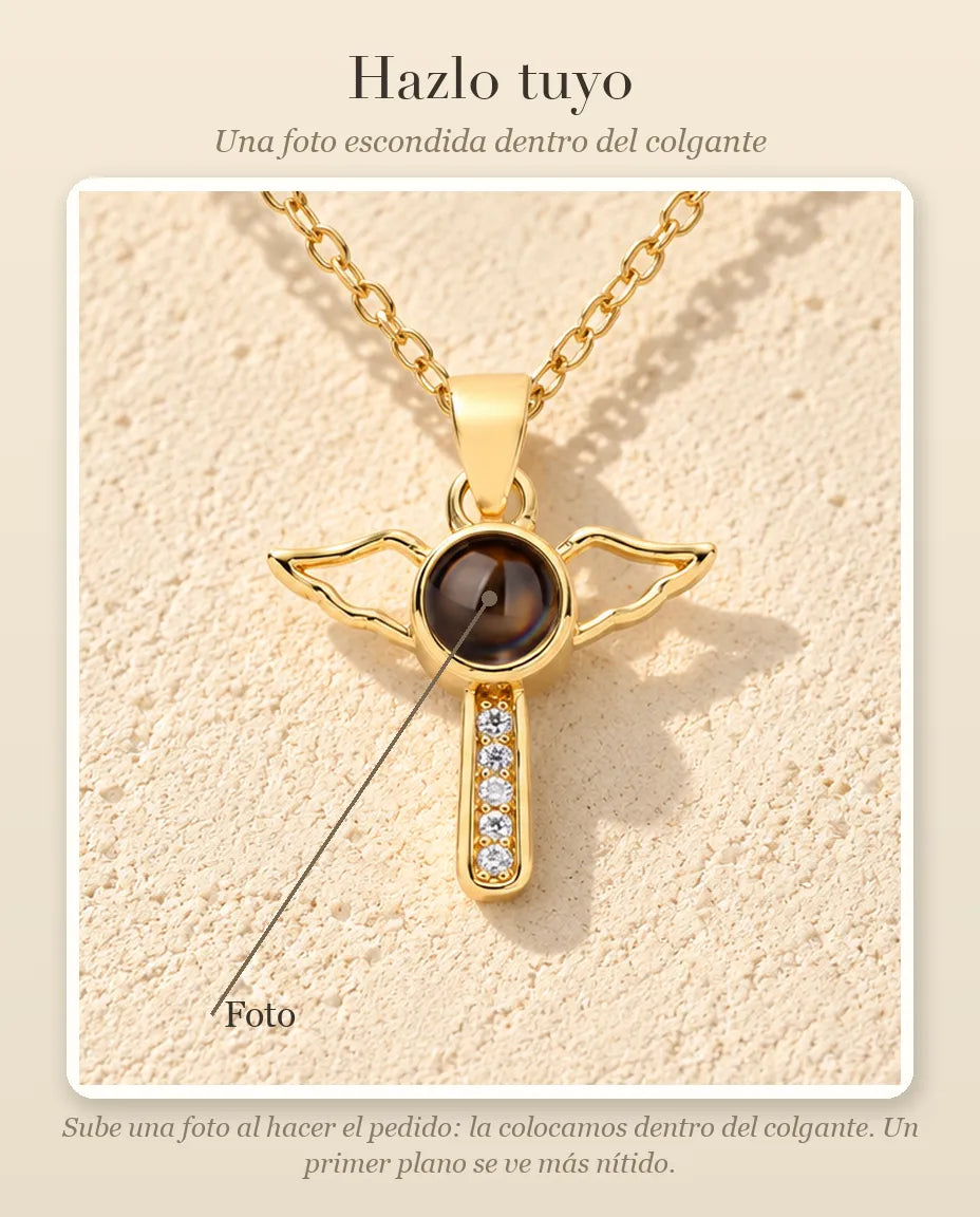 Guía de personalización que muestra dónde va tu foto dentro de la bola del collar de cruz con alas