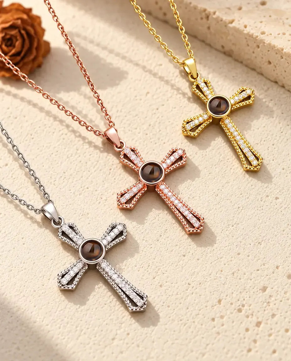 Collares cruz de circonitas en plateado, color oro rosa y dorado, colocados en diagonal