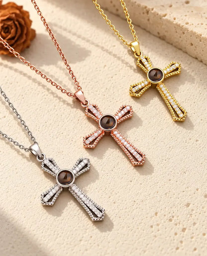 Collares cruz de circonitas en plateado, color oro rosa y dorado, colocados en diagonal