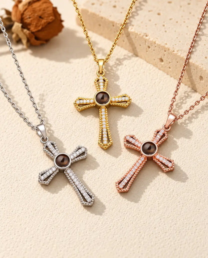 Los tres colores del collar cruz con foto dentro, dispuestos sobre yeso color crema