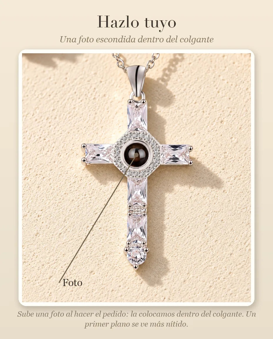 Guía de personalización que muestra dónde va tu foto dentro de la bola del collar de cruz de circonitas