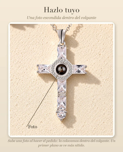 Guía de personalización que muestra dónde va tu foto dentro de la bola del collar de cruz de circonitas