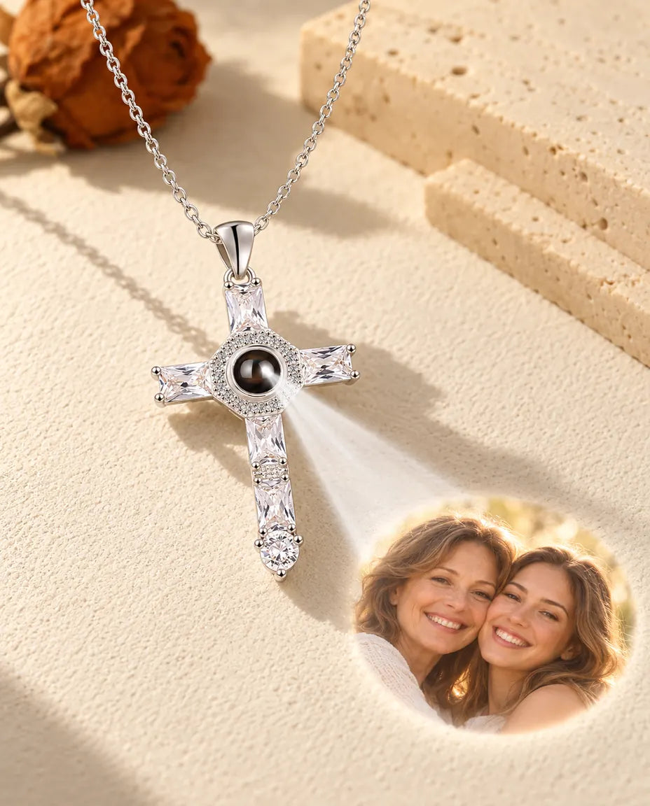 Collar de cruz plateado que proyecta la foto de una madre y su hija sobre yeso
