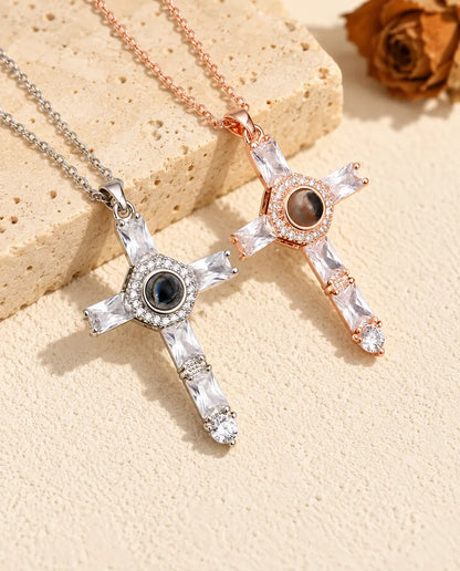 Collares de cruz de circonitas en plateado y color oro rosa sobre travertino