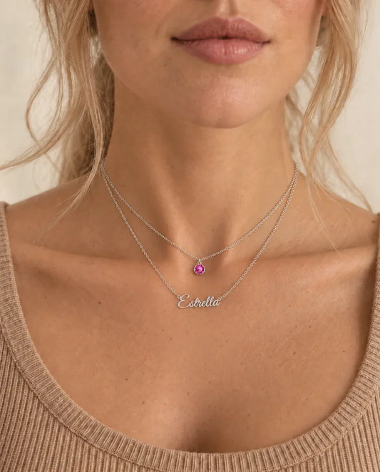 Collar doble con nombre y piedra de nacimiento - llevado por una modelo
