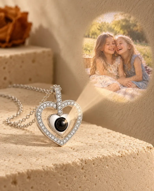 Collar de doble corazón con foto dentro - proyecta la foto oculta en la pared