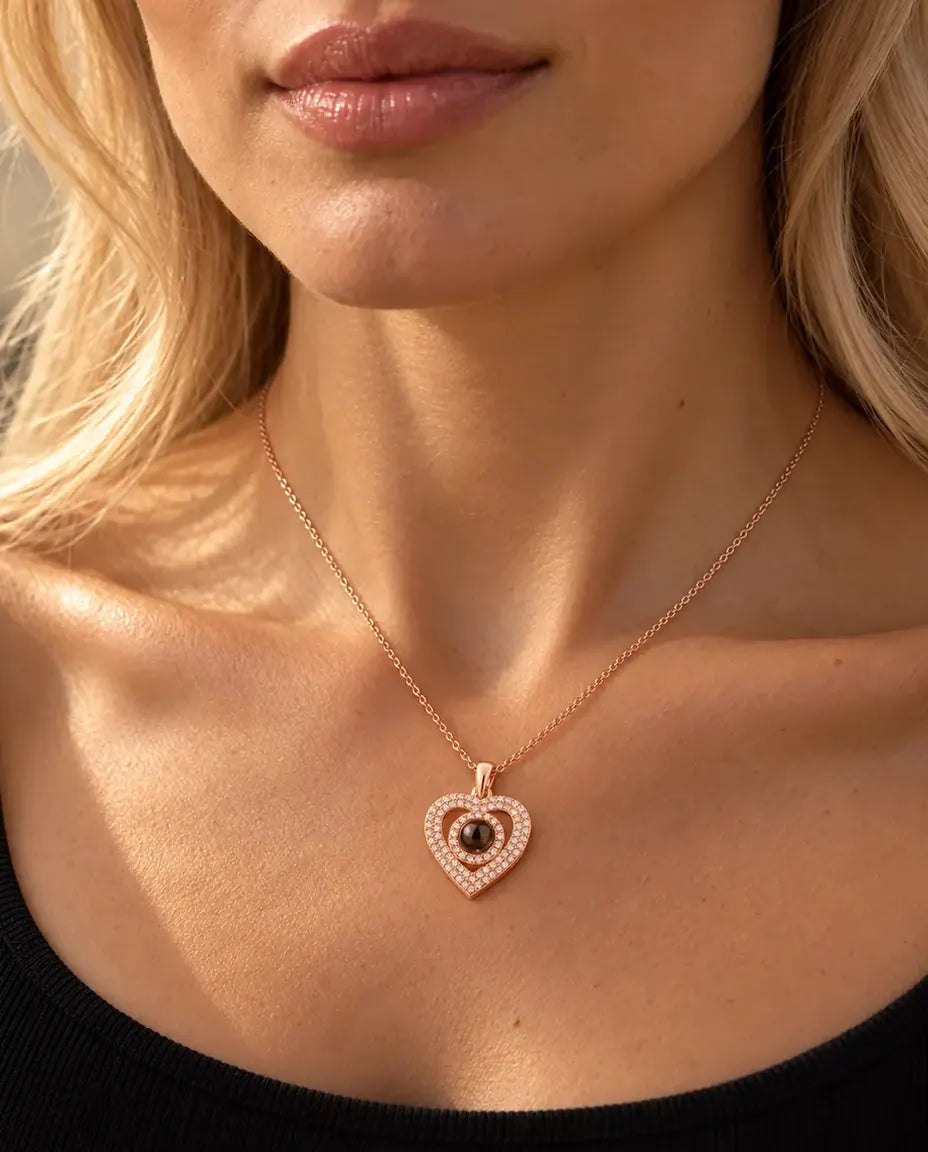 Mujer con un top negro de punto luciendo el collar color oro rosa de doble corazón con circonitas