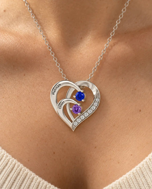 Collar de dos corazones entrelazados en plata 925 — 2 nombres grabados y 2 piedras de nacimiento - llevado por una modelo