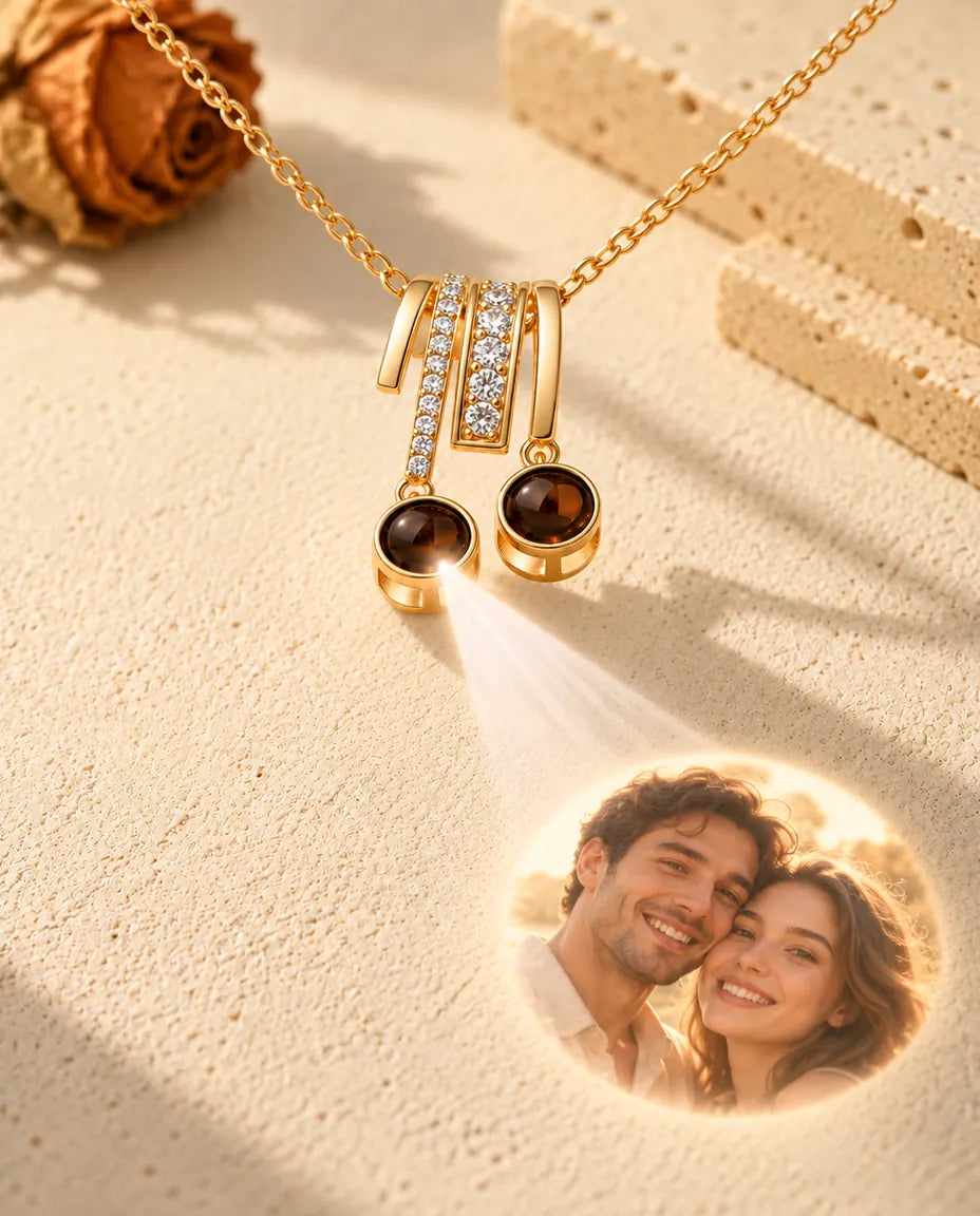 Luz que atraviesa una de las bolas marrones del collar dorado y muestra la foto de una pareja sonriente