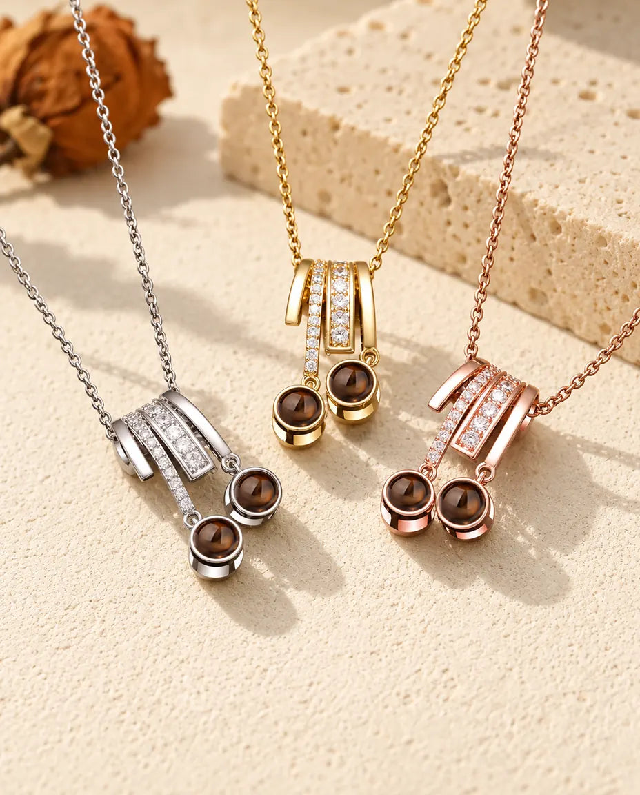 Collares de dos fotos en plateado, dorado y color oro rosa, colgados uno junto a otro
