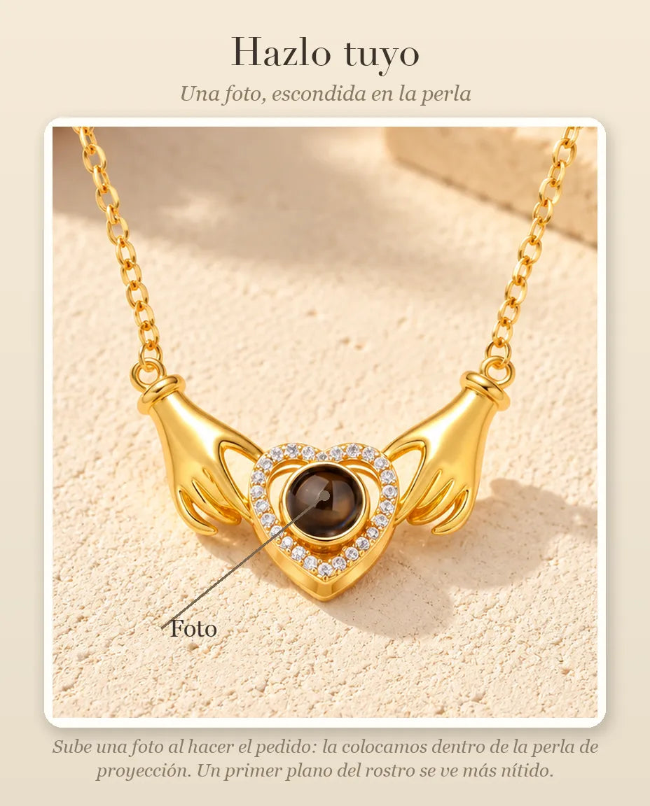 Guía de personalización que muestra dónde va tu foto dentro de la bola del collar de manos y corazón