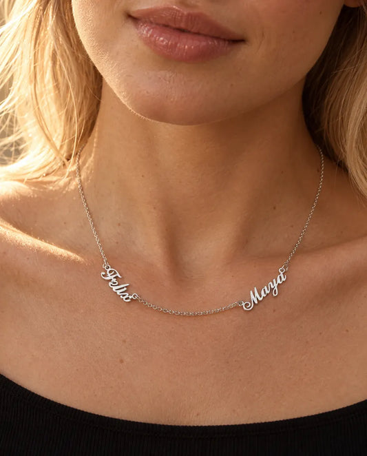 Collar con Dos Nombres en Plata de Ley 925 - llevado por una modelo